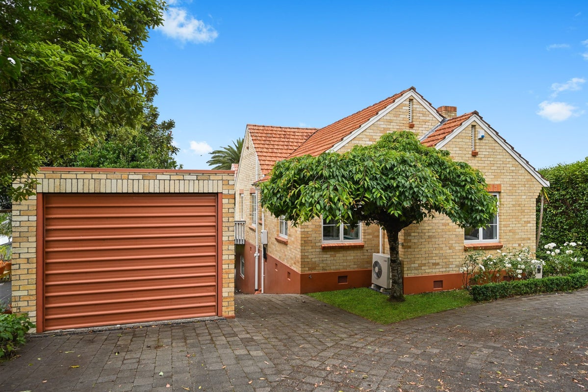 20 Ridout Street, Maeroa, Hamilton - Carousel 1