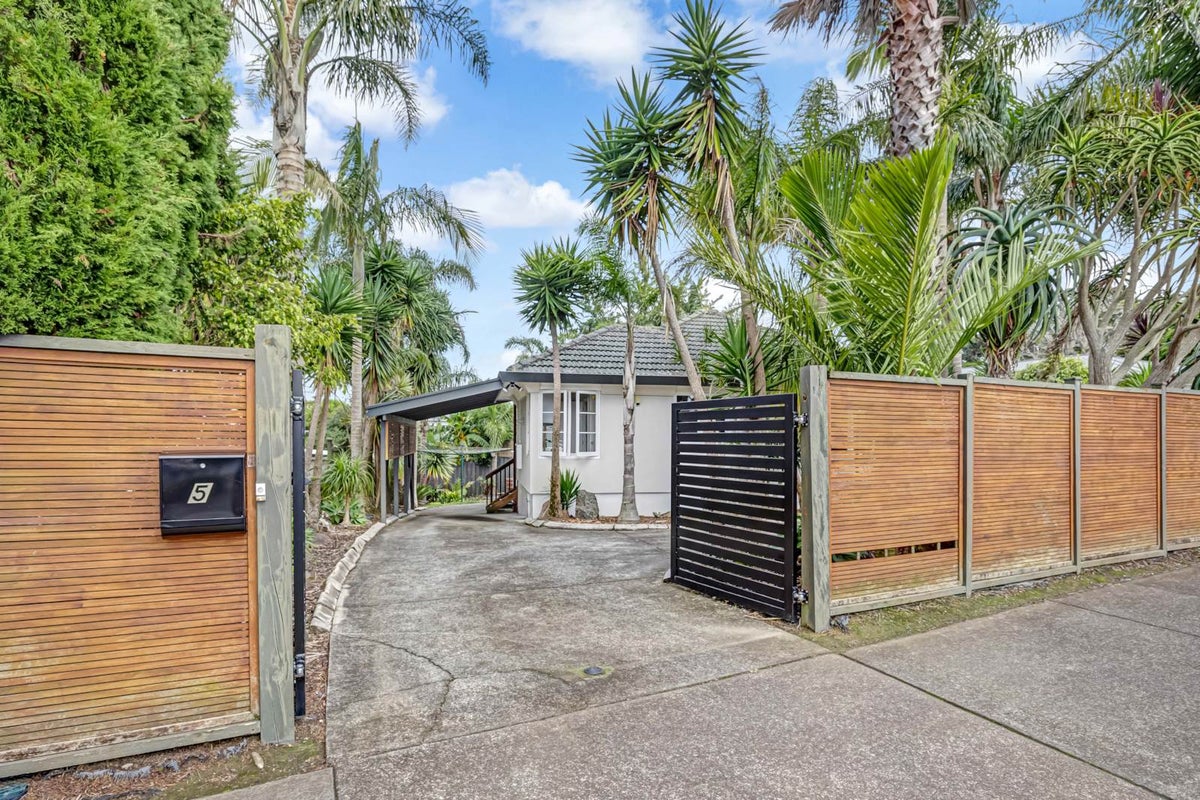 5 Sandspit Road, Cockle Bay, Auckland - Carousel 1