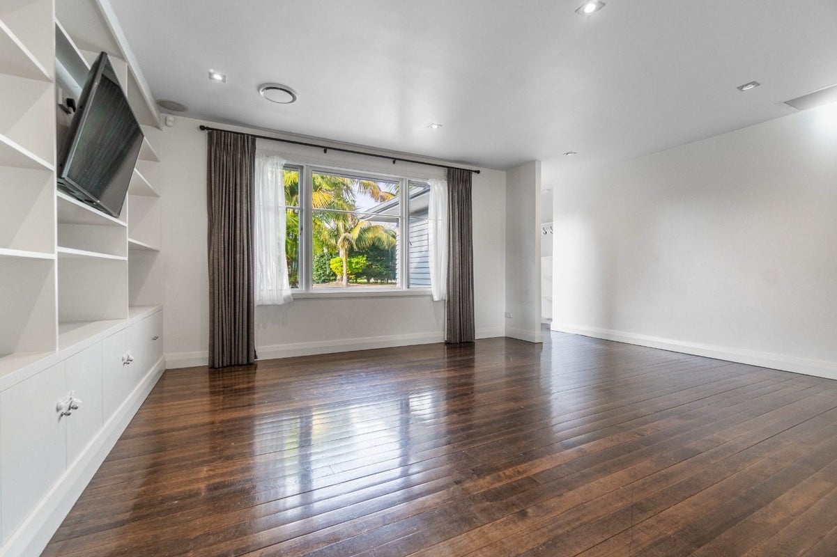 13 Amberley Avenue, Te Atatu South, Auckland - Carousel 2