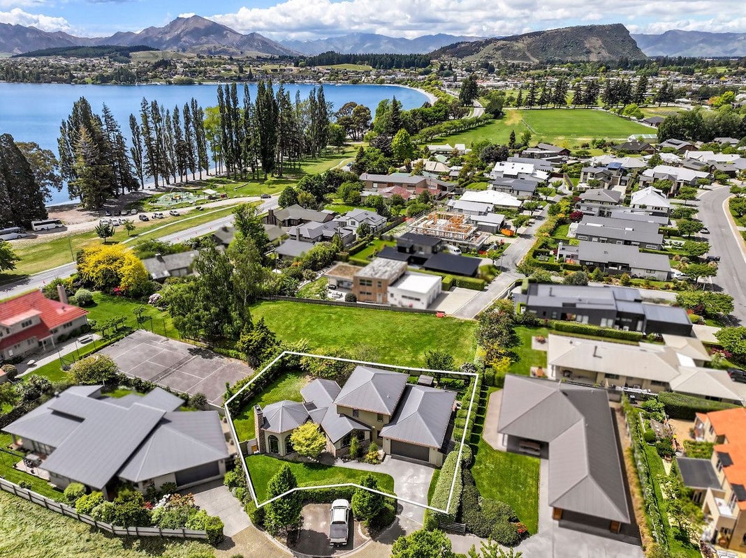 8 Stonebridge Close, WANAKA - Carousel 2