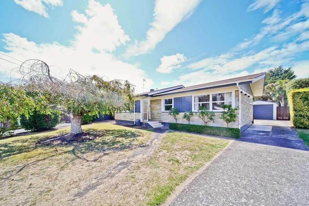 8 Gwendoline Place, Glenview, Hamilton - Carousel 1