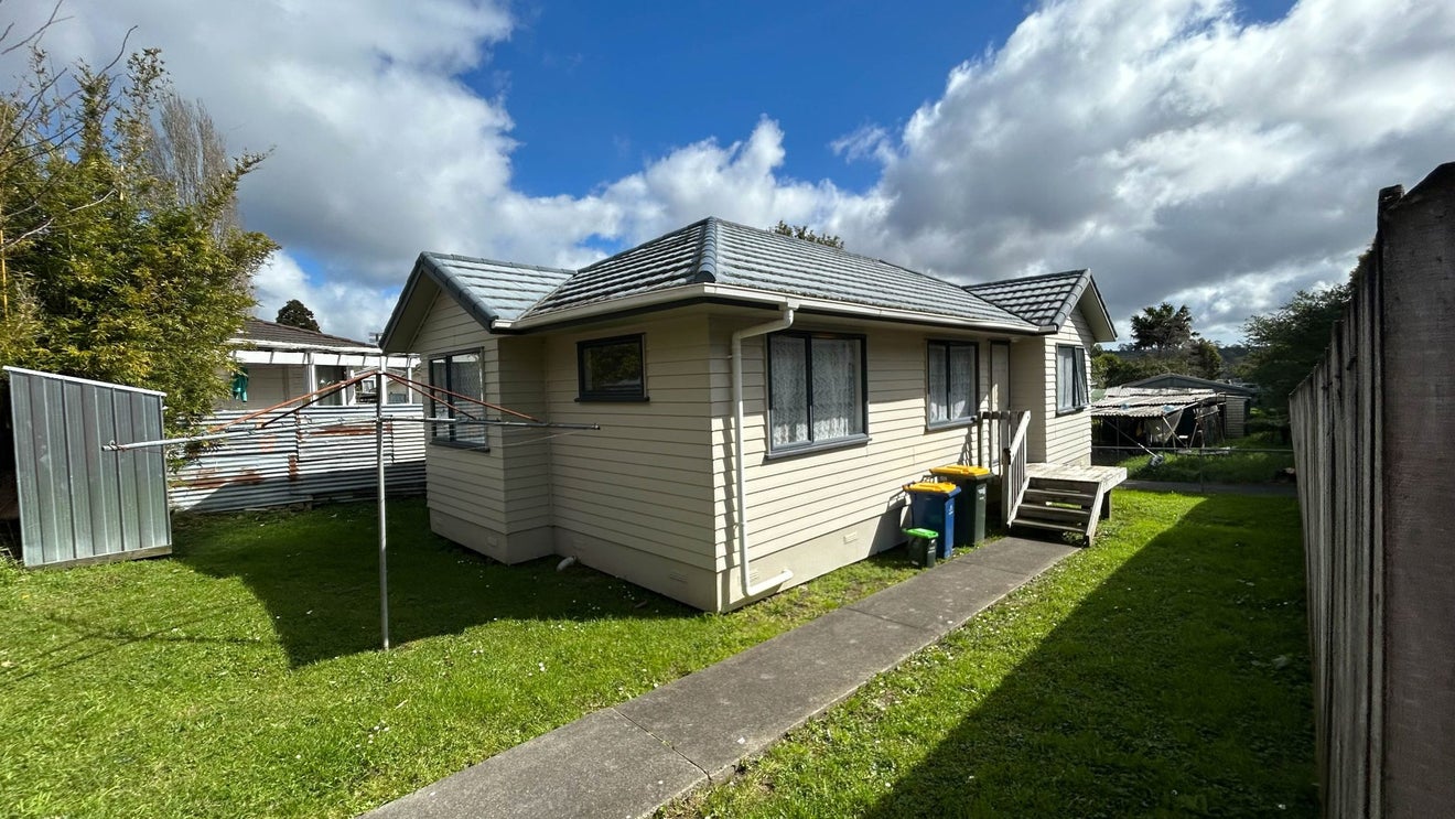 16 Kelman Road, Kelston, Auckland - Carousel 1