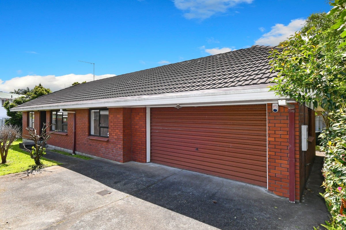 2/18 Ray Small Drive, Papakura, Auckland - Carousel 1