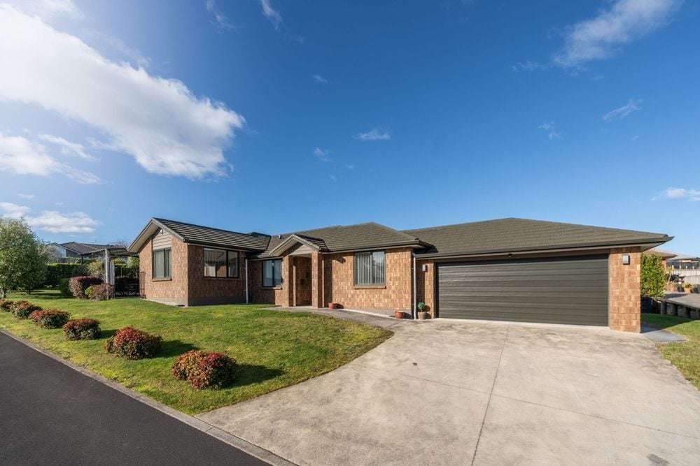 12 Cabourne Drive, Glenview, Hamilton - Carousel 1