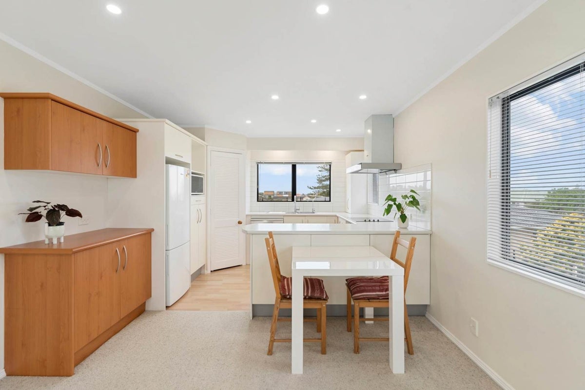 2/170 Onewa Road, Northcote, Auckland - Carousel 2