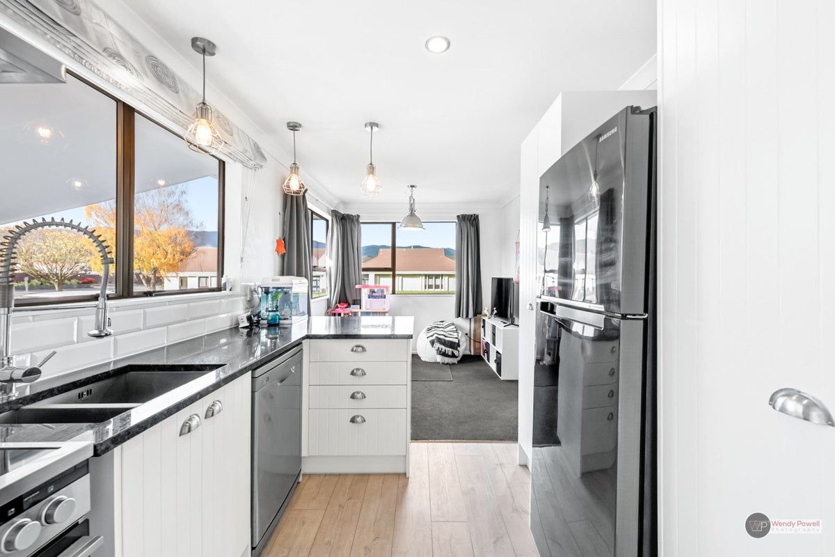 208A CALIFORNIA DRIVE, TOTARA PARK, UPPER HUTT - Carousel 2