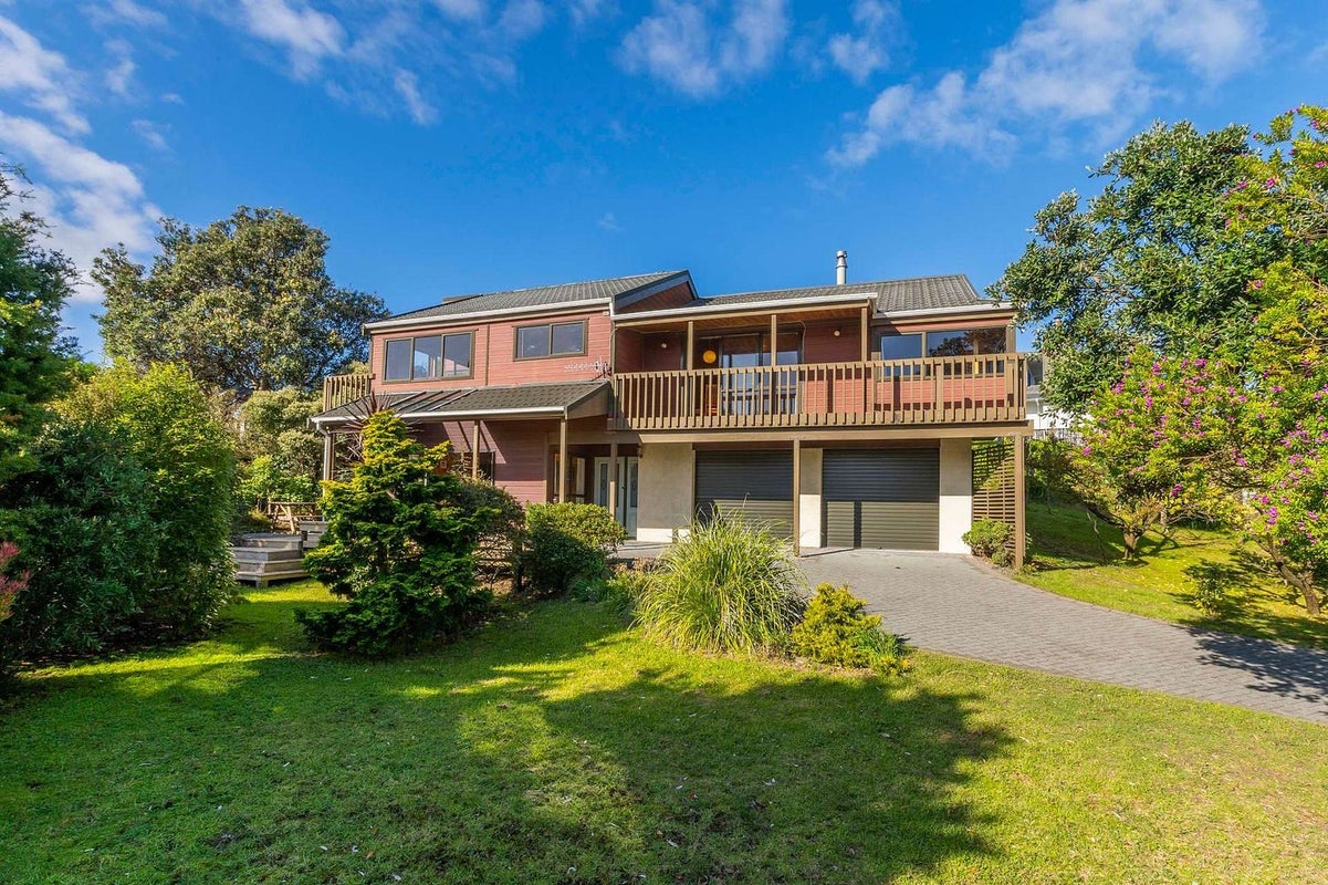 6 Frimley Terrace, Waikanae Beach, Waikanae - Carousel 1