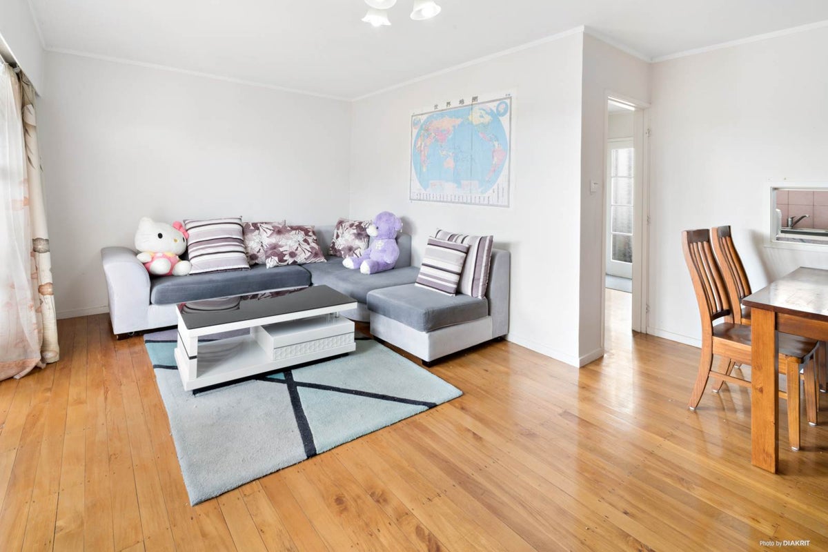 2/4 Preston Avenue, Mount Albert, Auckland - Carousel 1