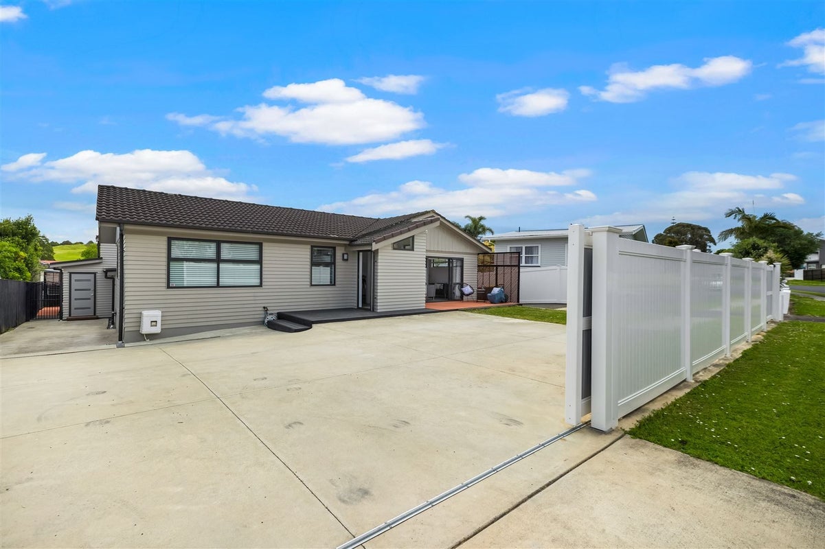 49 Minaret Drive, Bucklands Beach, Auckland - Carousel 1