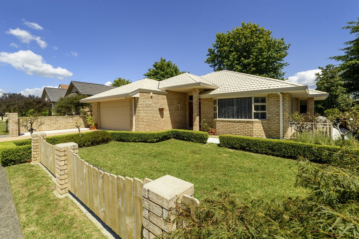 8 Doneraille Place, Bethlehem, Tauranga - Carousel 1