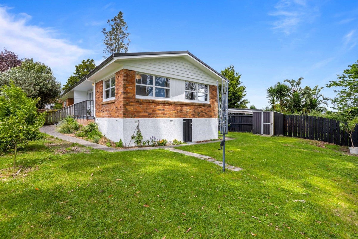 2/12 Oberon Place, Avondale, Auckland - Carousel 1
