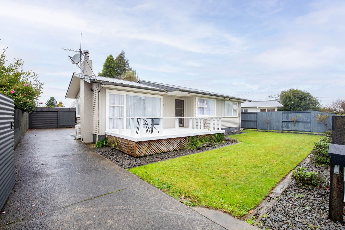 6 Colstone Street, Glenview, Hamilton - Carousel 1