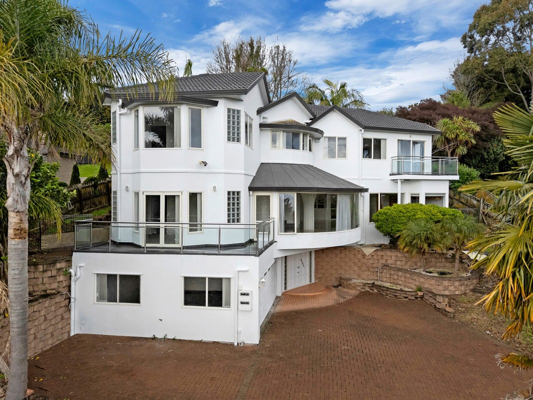 13 San Martin Place, Goodwood Heights, Auckland - Carousel 1