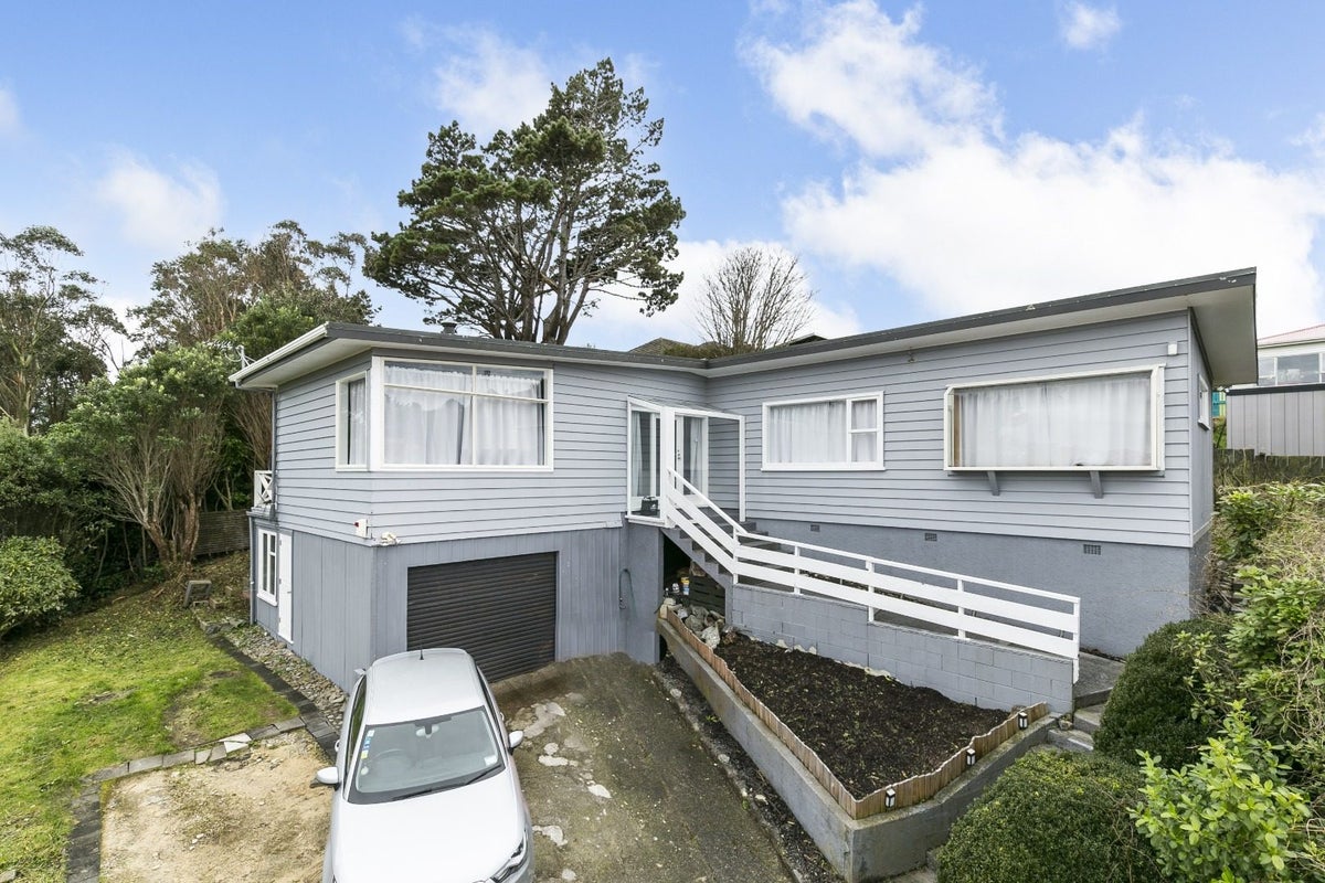 51 Turville Crescent, Newlands, Wellington - Carousel 1