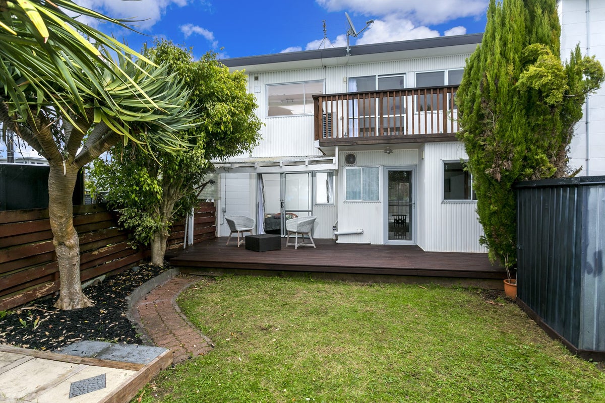 2/4 Coronation Road, Glenfield, Auckland - Carousel 1