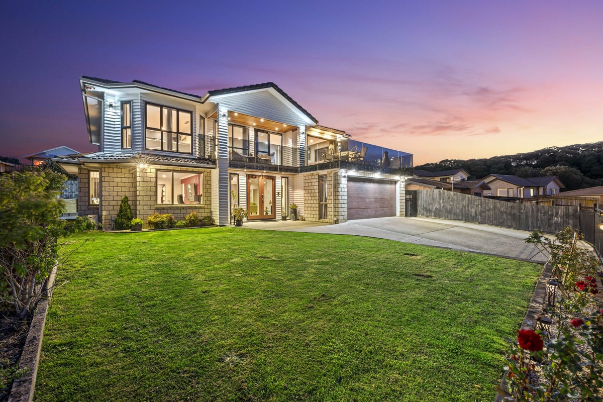 8 Mediterranean Way, Goodwood Heights, Auckland - Carousel 1