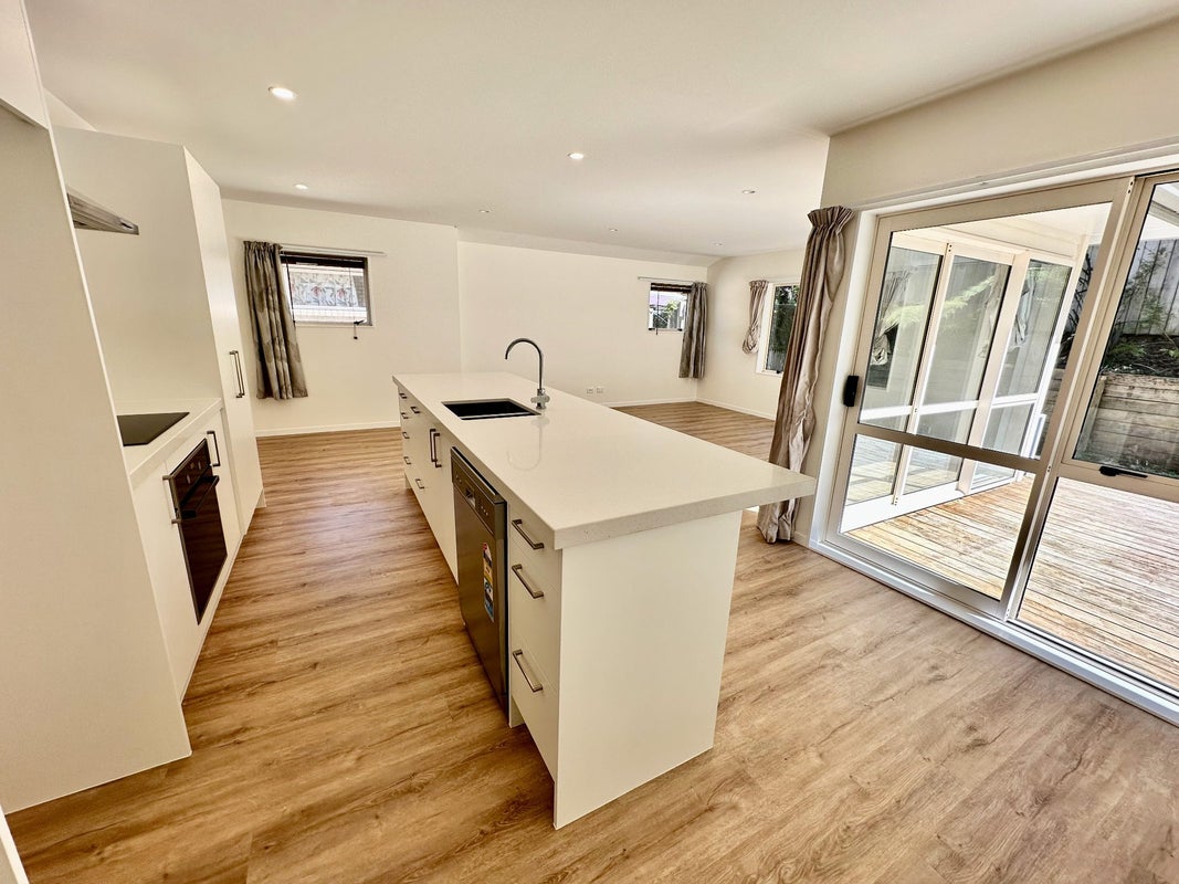 27 Easton Park Parade, Glenfield, Auckland - Carousel 2