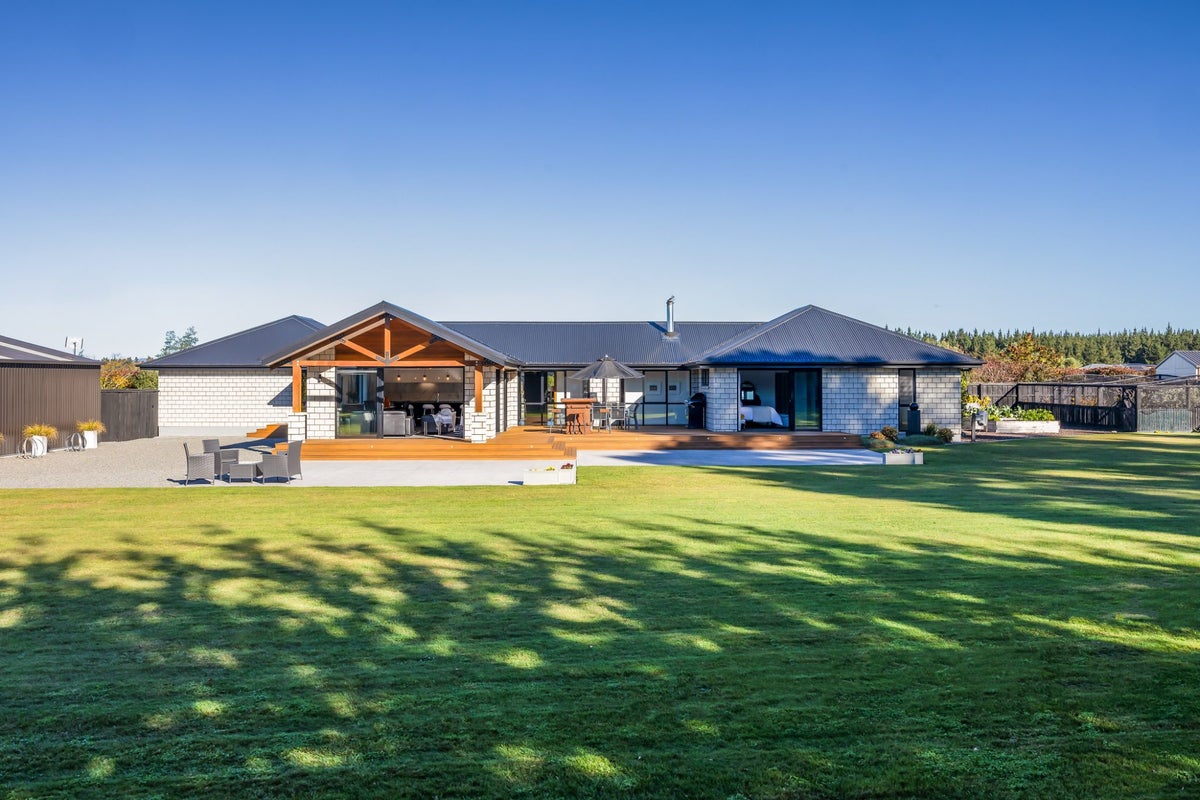 29 Braeburn Crescent , Swannanoa, Mandeville North - Carousel 2