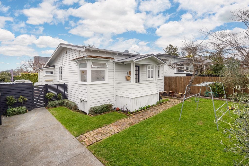 68 Fowlds Avenue, Sandringham, Auckland - Carousel 1