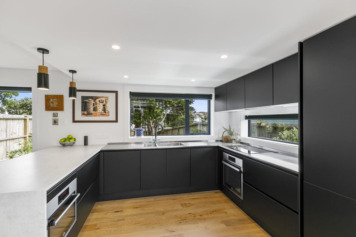 98 Kaikoura Street, Maupuia, Wellington - Carousel 1