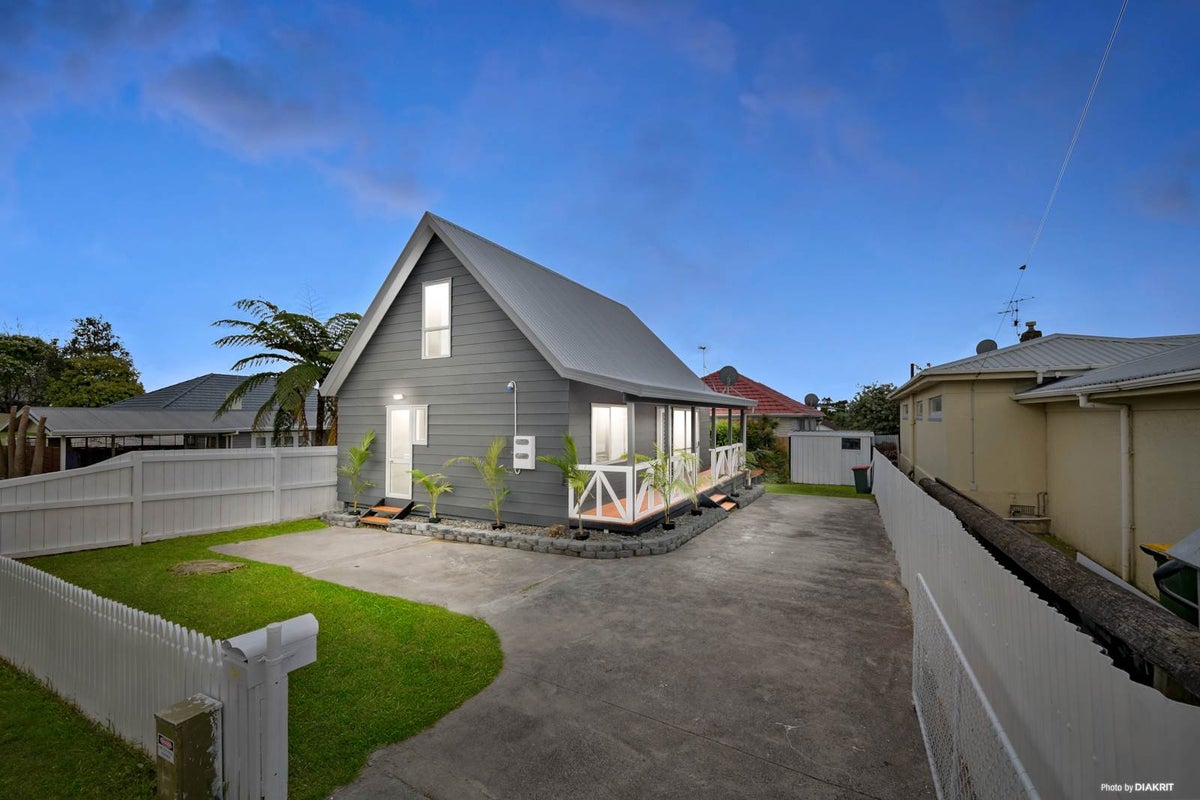 1/42 Orams Road, Hillpark, Auckland - Carousel 1