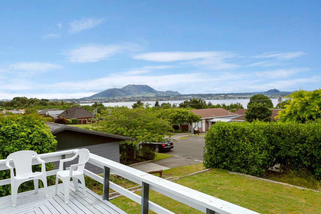 9 Kinder Street, Acacia Bay, Taupo - Carousel 1