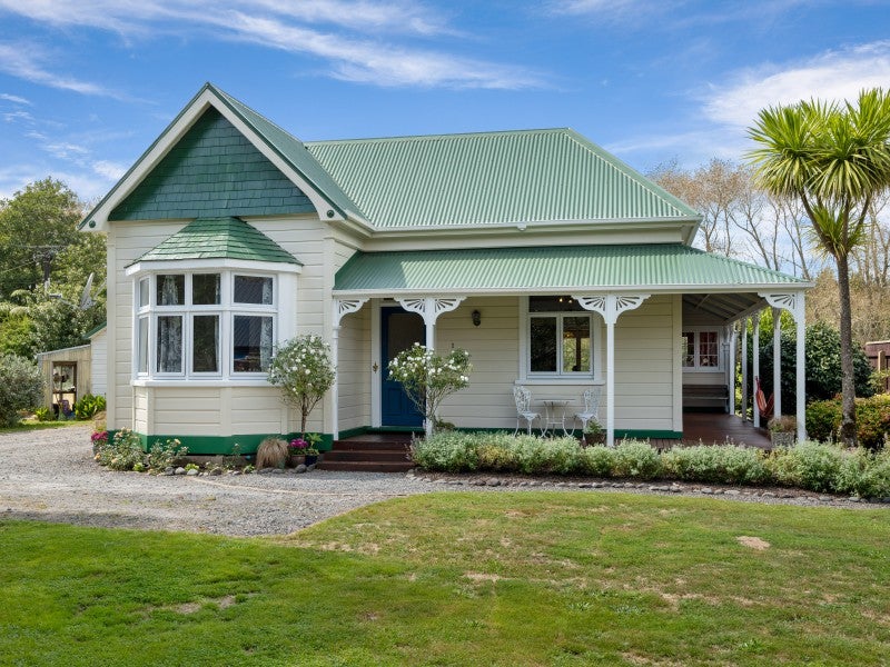 1 Bosworth Street, Egmont Village, Egmont Village - Carousel 1