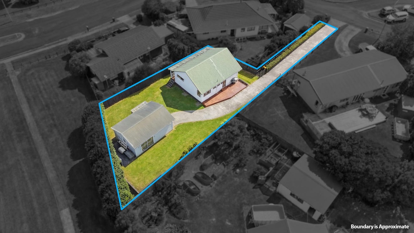 2/11 Hosking Place, Clarks Beach, Auckland - Carousel 1