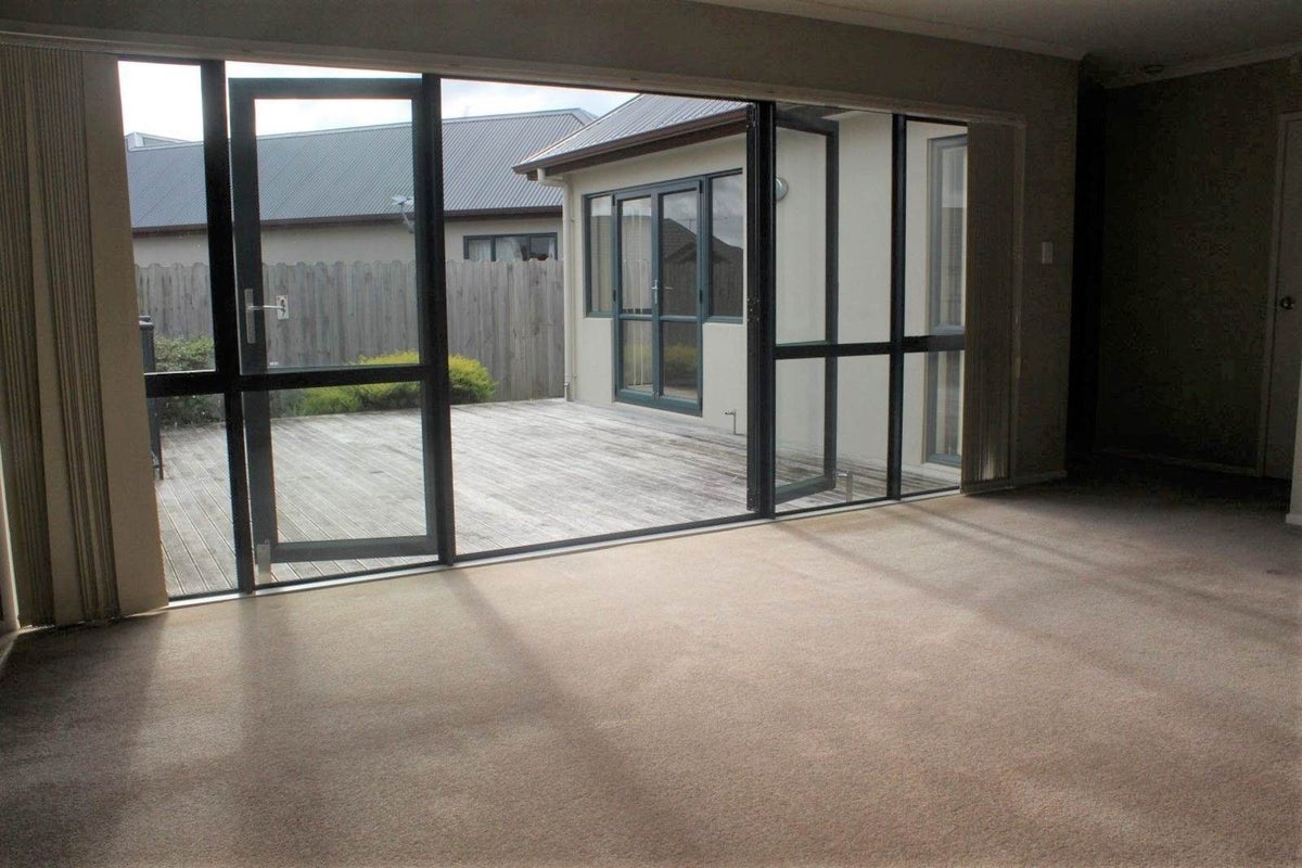 20 Vicente Place, Oteha, Auckland - Carousel 2