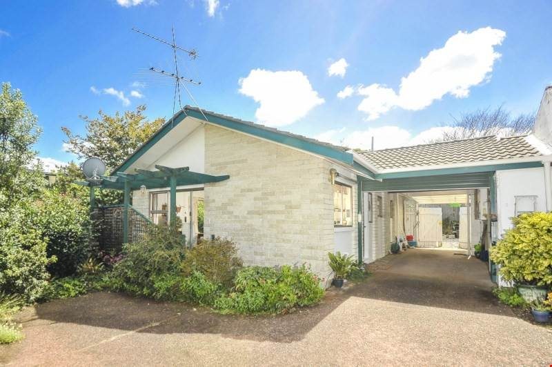 1/8 Christensen Place, Forrest Hill, Auckland - Carousel 1