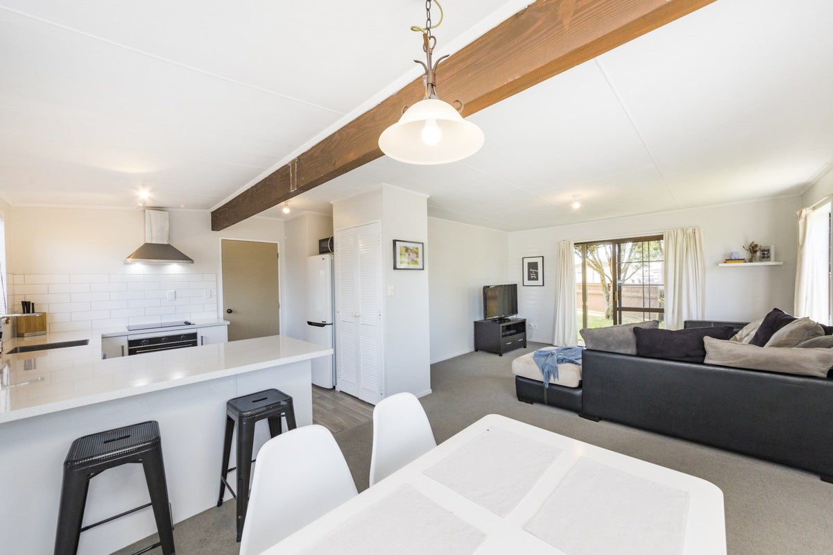 2 Chatsworth Place, Highbury, Palmerston North - Carousel 1