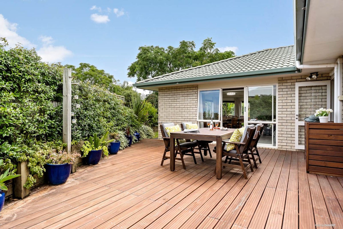 9 Glesan Place, Beachlands, Auckland - Carousel 1