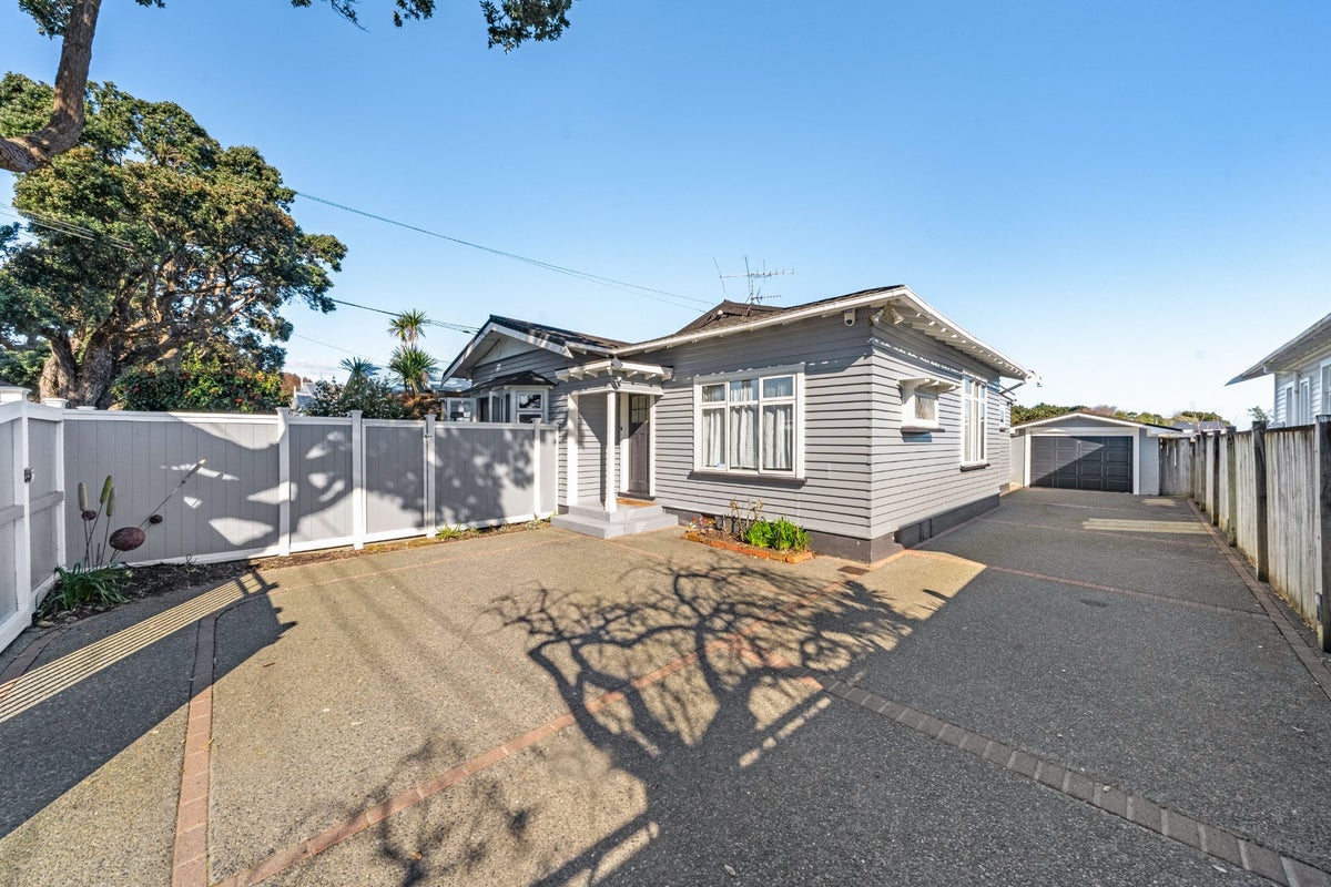 18 Bracken Street, Petone, Lower Hutt - Carousel 1