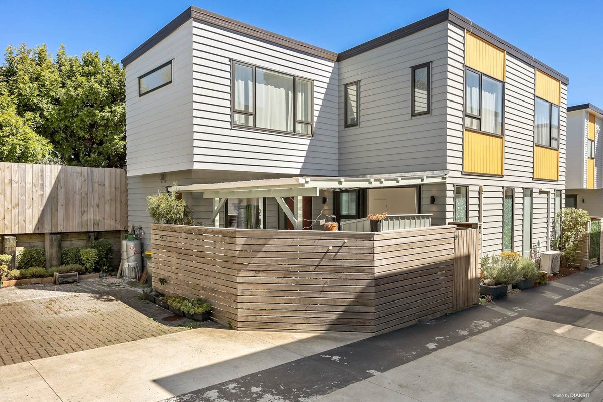 6/4 Edgerton Road, Te Atatu Peninsula, Auckland - Carousel 1