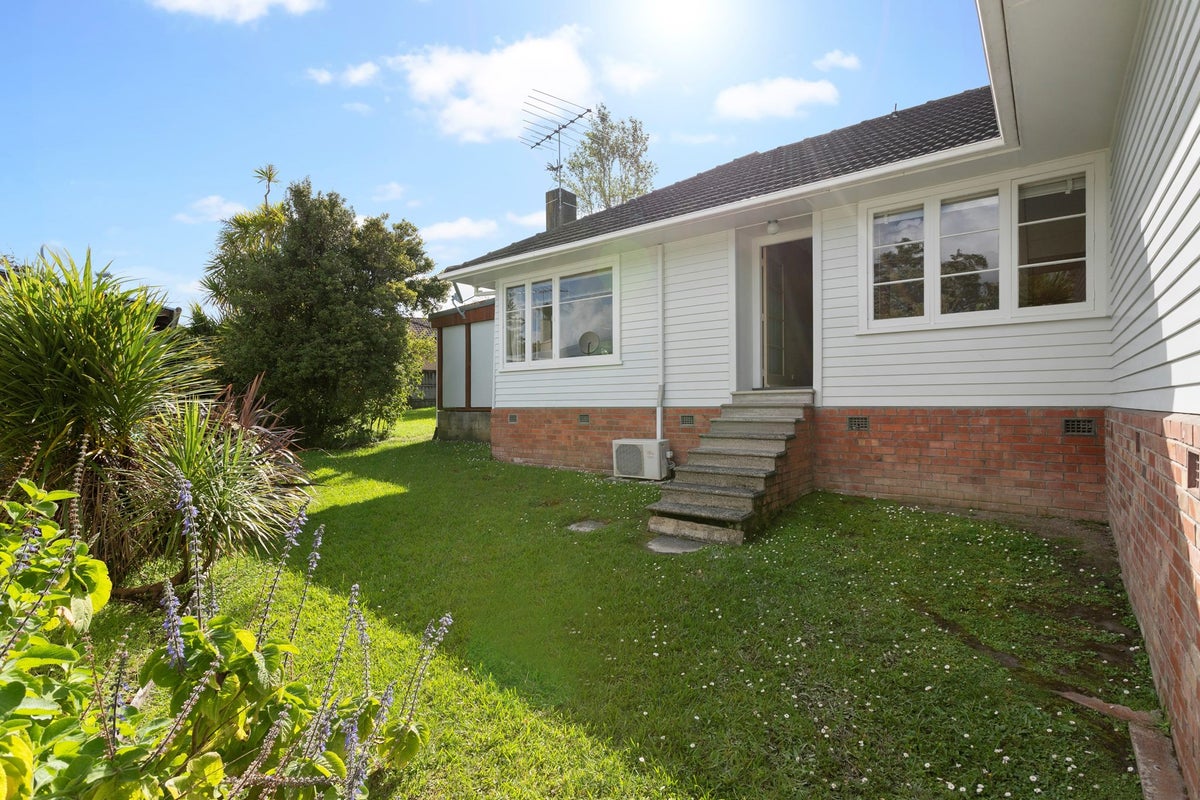 8 Ayrton Street, Te Atatu South, Auckland - Carousel 27