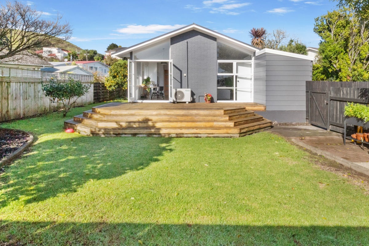 37 Wallace Road, Mangere Bridge, Auckland - Carousel 1