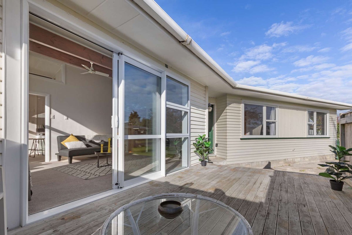 6 Abraham Crescent, Milson, Palmerston North - Carousel 2