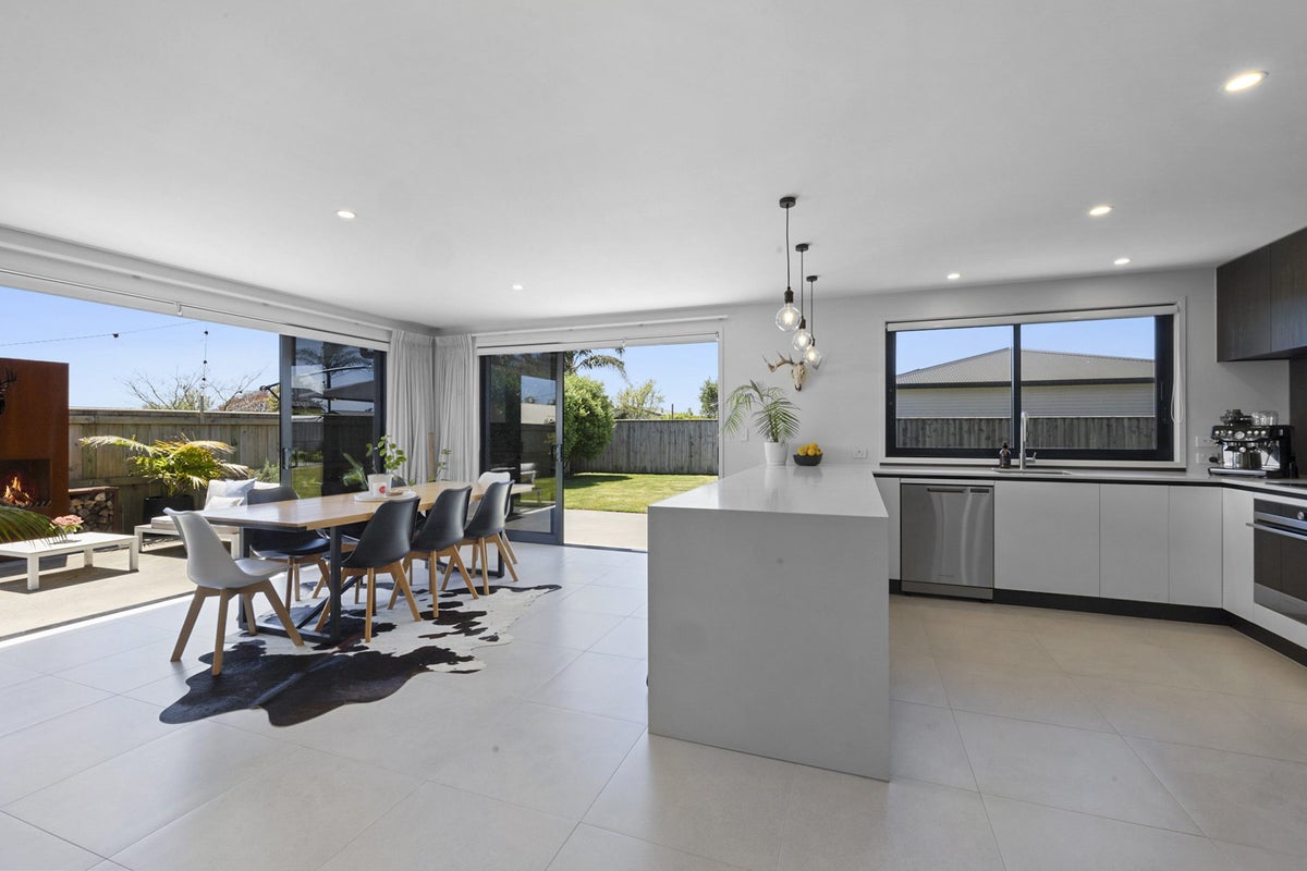 16 Desmond Place, Bell Block, New Plymouth - Carousel 2