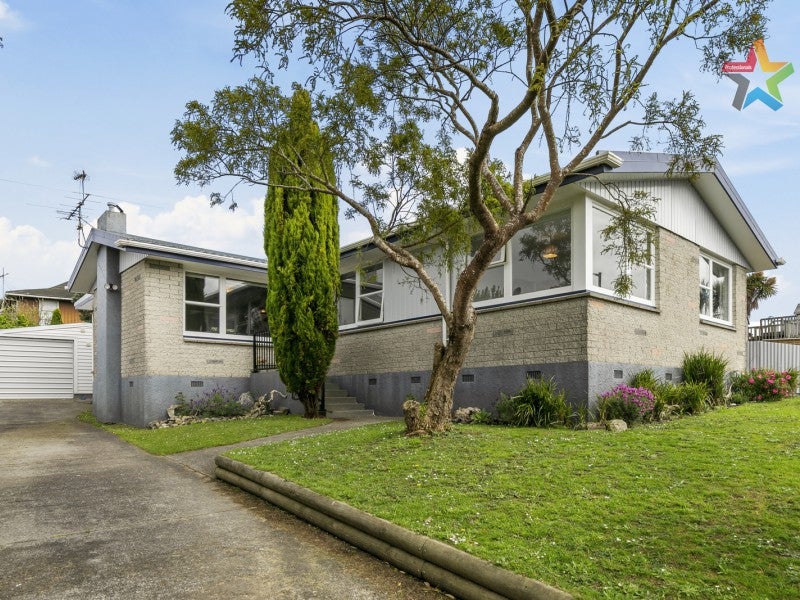 9 Cedar Street, Maungaraki, Lower Hutt - Carousel 1