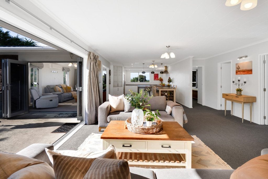 1 Cabot Place, Frankleigh Park, New Plymouth - Carousel 1
