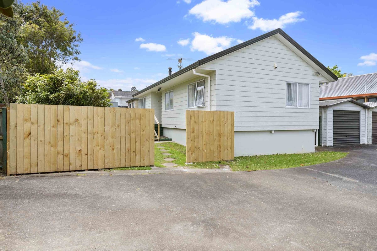 1/6 De Quincey Terrace, Highland Park, Auckland - Carousel 2