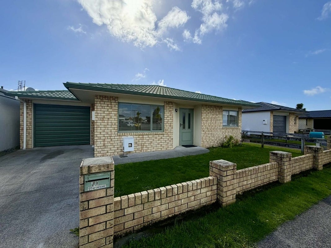 21 Clemow Road, Fitzroy, New Plymouth - Carousel 1