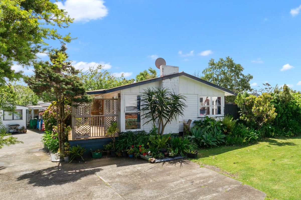 6 Tamariki Avenue, Kelston, Auckland - Carousel 2