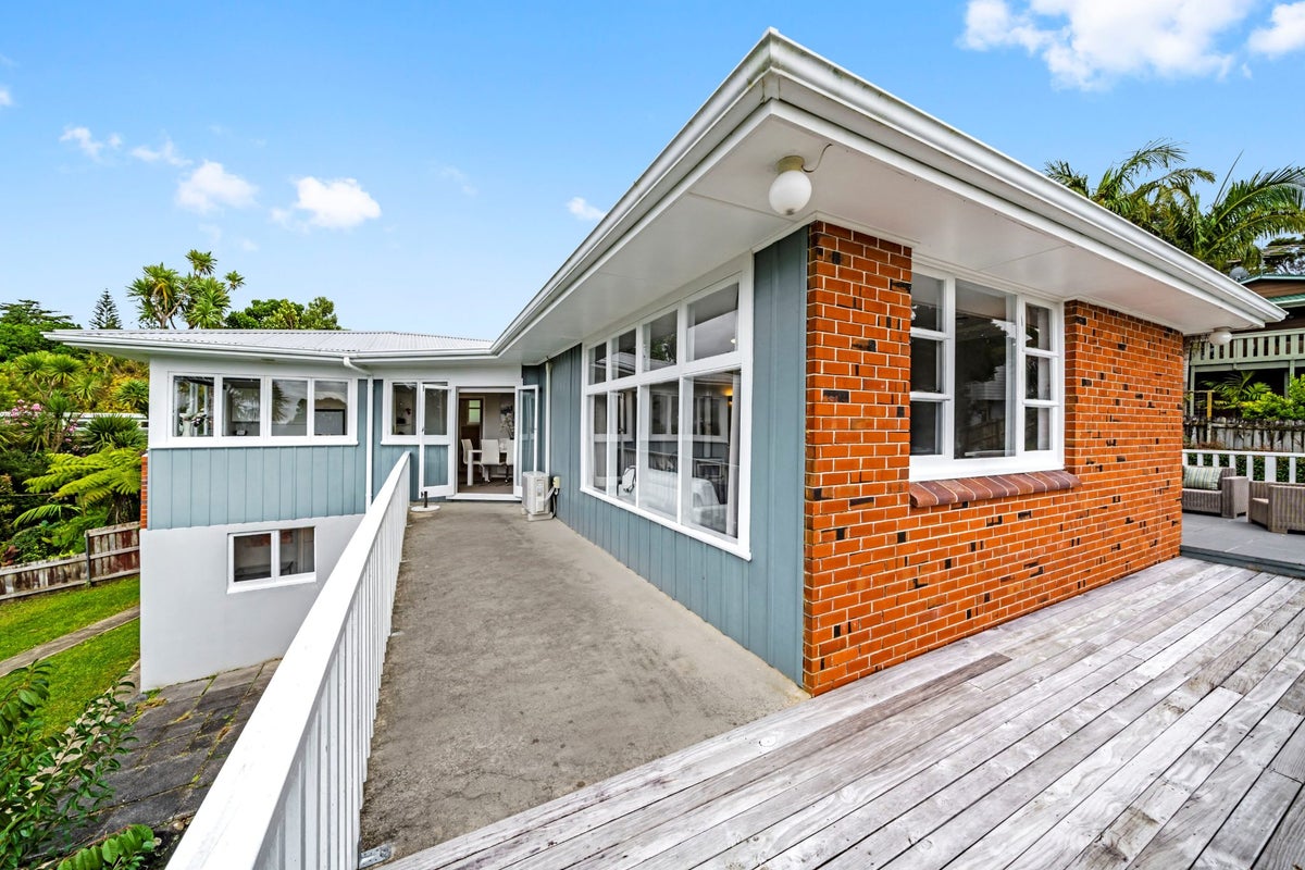 180A Old Titirangi Road, New Lynn, Auckland - Carousel 2