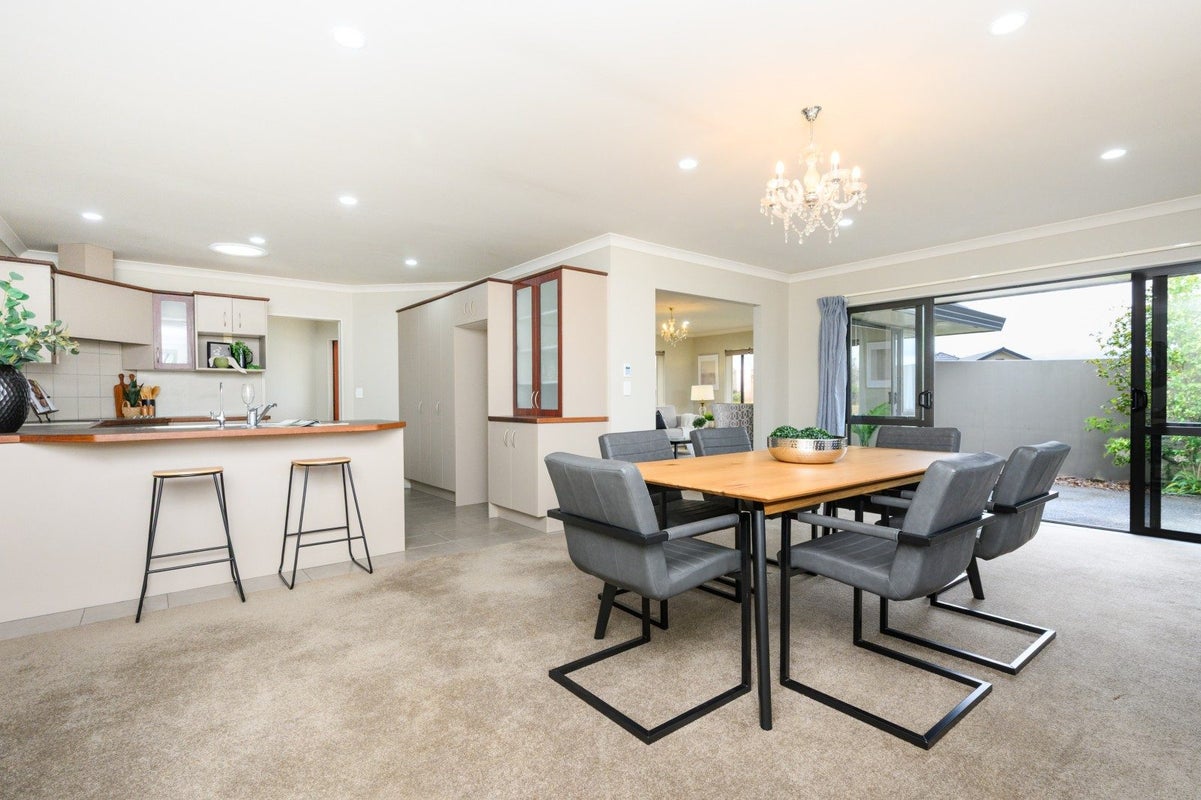 6 Ron Place, Fitzherbert, Palmerston North - Carousel 1