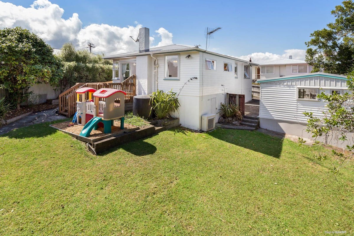 16 Kiernan Place, Kelston, Auckland - Carousel 1
