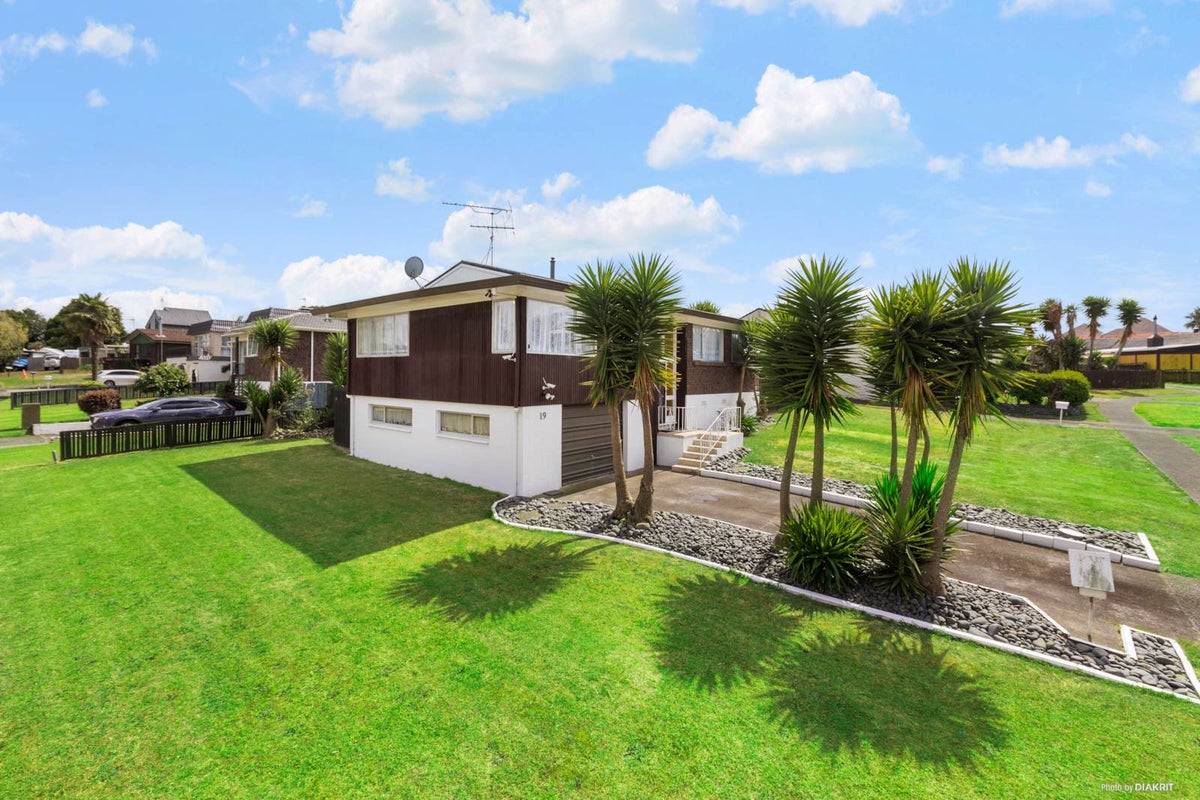 19 Balgowan Terrace, Conifer Grove, Takanini - Carousel 1