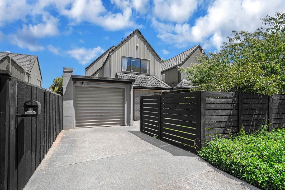 18 Springwood Place, Mount Eden, Auckland - Carousel 1