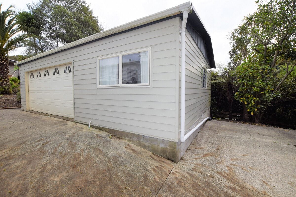 21 Grassmere Road, Henderson Valley, Auckland - Carousel 2