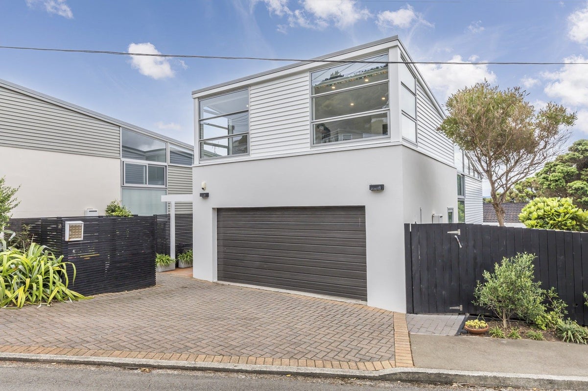 32 Mantell Street, Seatoun, Wellington - Carousel 1